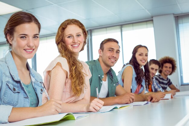 Estudiantes de moda sonriendo a la cámara