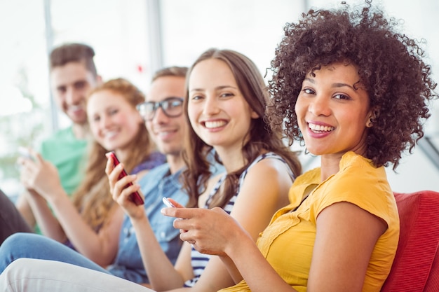 Estudiantes de moda sonriendo a la cámara