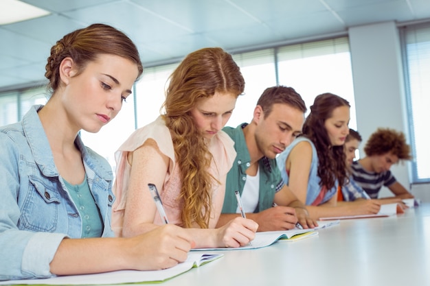 Estudiantes de moda tomando notas en clase