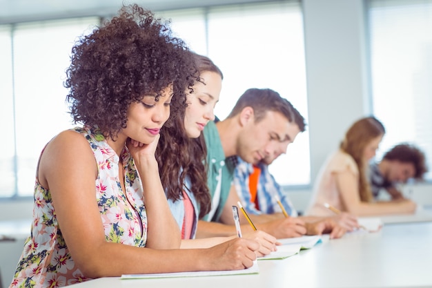 Estudiantes de moda tomando notas en clase