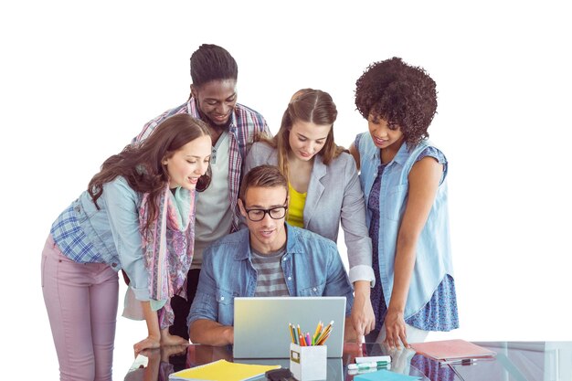 Foto estudiantes de moda trabajando en equipo contra fondo blanco con viñeta