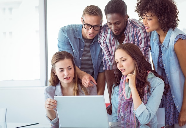 Estudiantes de moda trabajando en equipo