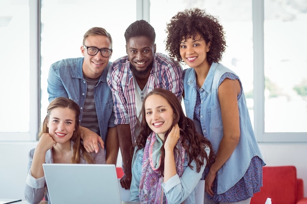 Estudiantes de moda trabajando en equipo