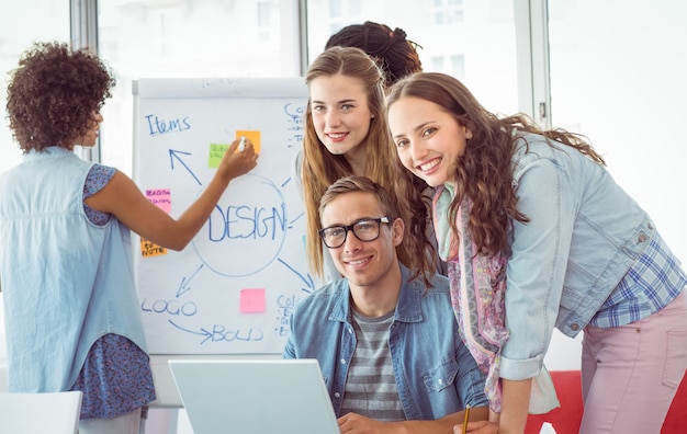 Estudiantes de moda trabajando en equipo