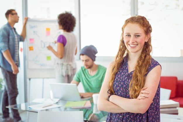 Estudiantes de moda trabajando en equipo