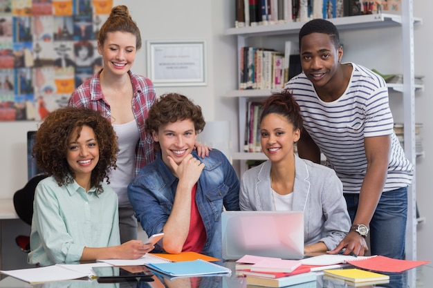 Estudiantes de moda trabajando en equipo