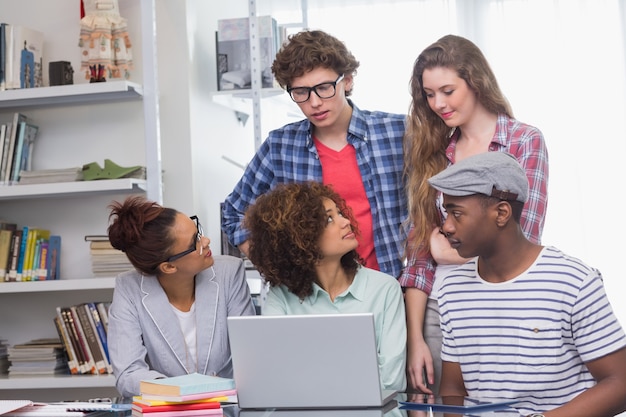 Estudiantes de moda trabajando en equipo