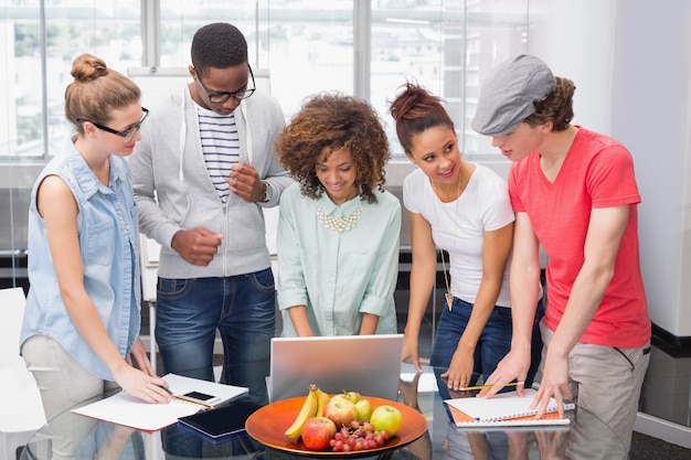 Estudiantes de moda trabajando en equipo