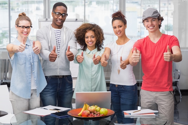 Estudiantes de moda trabajando en equipo