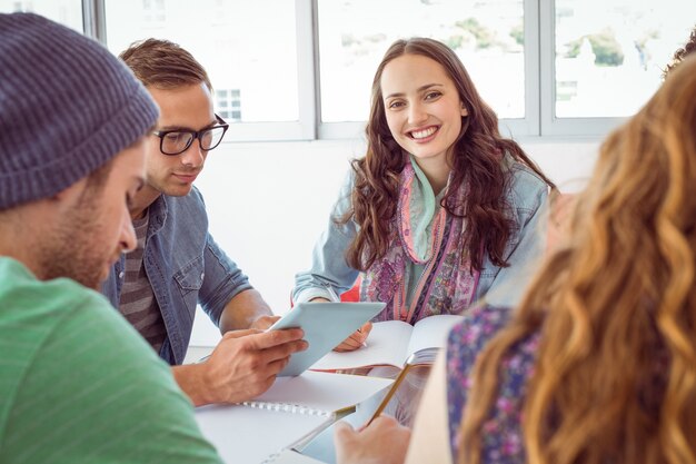 Estudiantes de moda trabajando en equipo