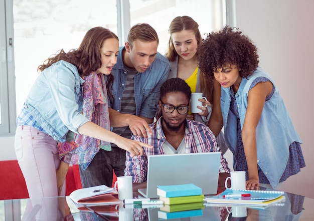 Estudiantes de moda trabajando en equipo.