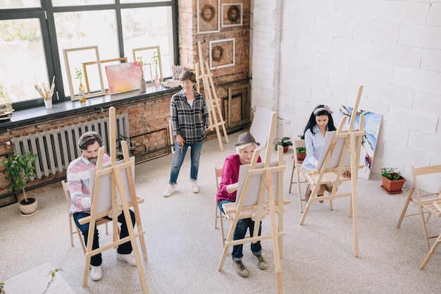 Estudiantes en Modern Art Studio