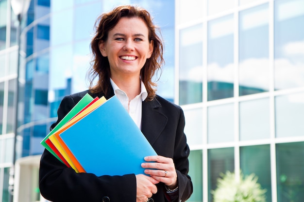 estudiantes mujeres con cuaderno