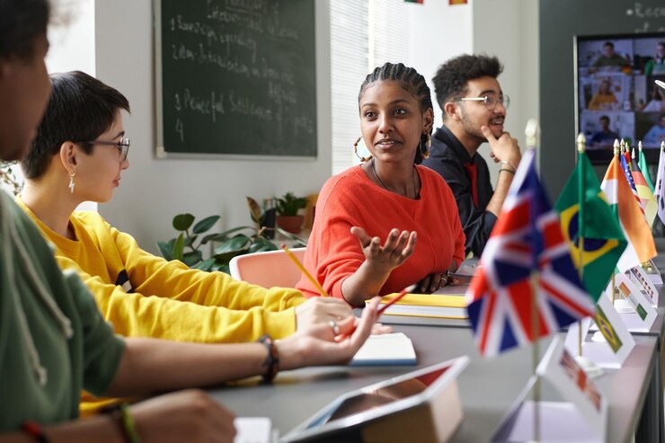 Foto estudiantes multiculturales hablando en clase