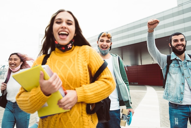 Foto estudiantes multirraciales caminando por las calles de la ciudad