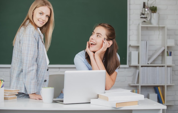 Estudiantes niñas en el aula en la escuela, colegio o universidad