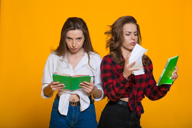 estudiantes, niñas, feliz, mujer joven, estudiante, en, el, universidad