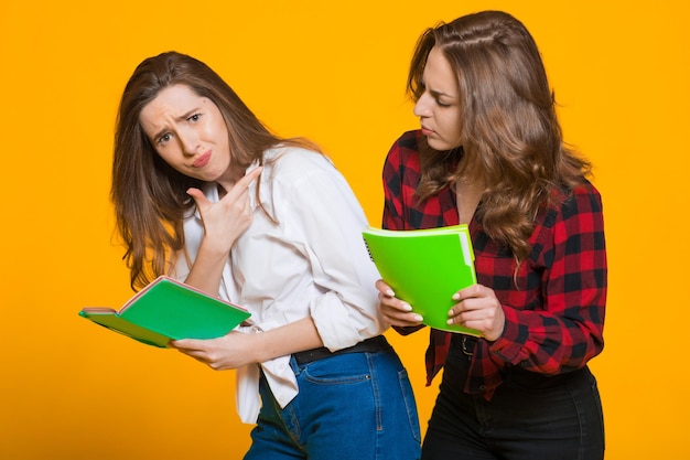 estudiantes, niñas, feliz, mujer joven, estudiante, en, el, universidad