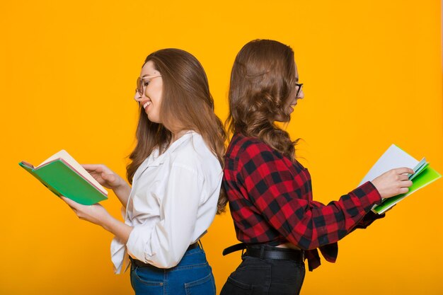 estudiantes, niñas, feliz, mujer joven, estudiante, en, el, universidad