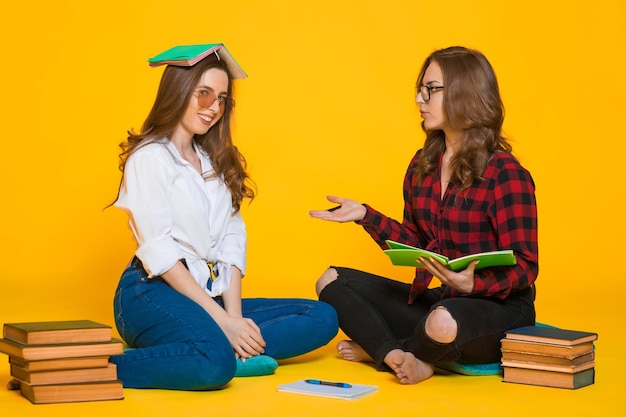 estudiantes, niñas, feliz, mujer joven, estudiante, en, el, universidad