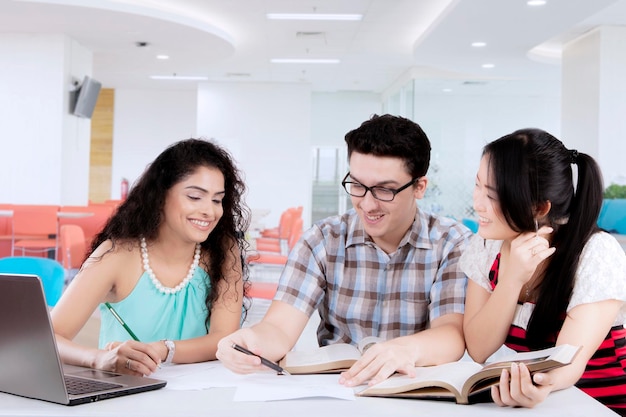 Estudiantes o trabajadores multiculturales que tienen una reunión de grupo.