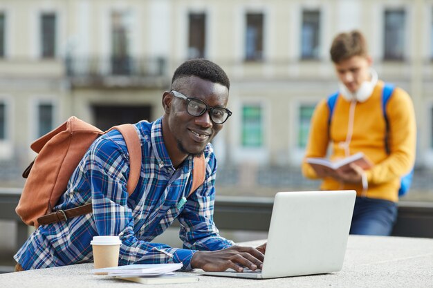 Estudiantes parados afuera juntos