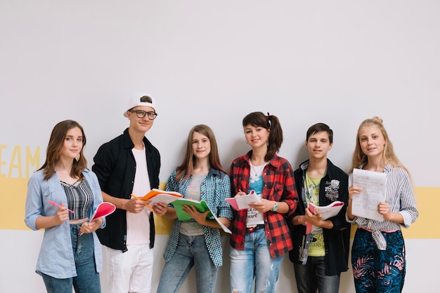 Estudiantes de pie con los cuadernos