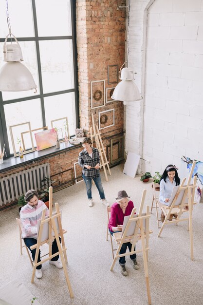 Estudiantes pintando en Art Studio