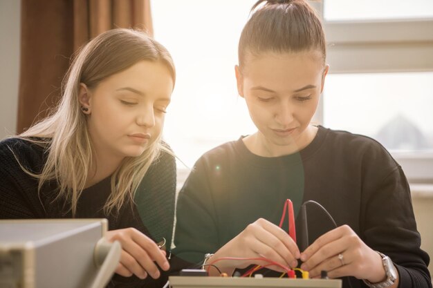 estudiantes practicando en el aula electrónica