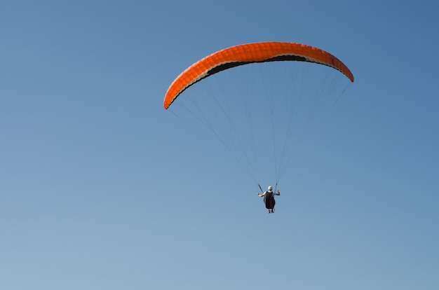 Estudiantes practicando parapente en la colina.