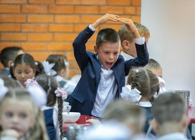 Los estudiantes de primer grado comen en la cafetería de la escuela Moscú Rusia 2 de septiembre de 2019