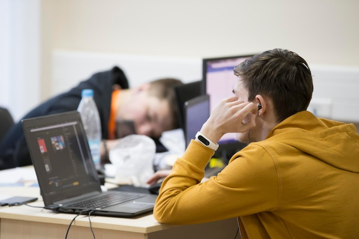 Foto estudiantes de programadores cansados en la computadora