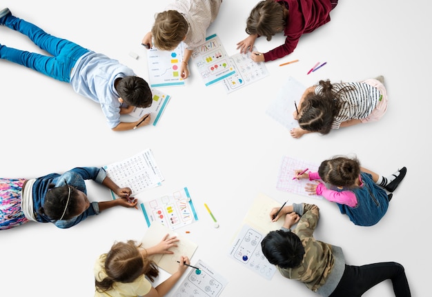 Estudiantes que se concentran con el aprendizaje de la tarea de matemáticas