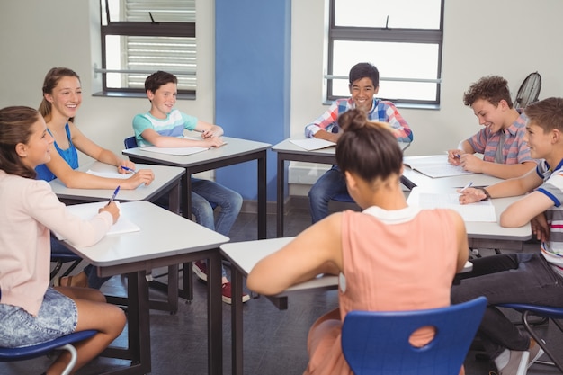 Estudiantes que estudian en el aula