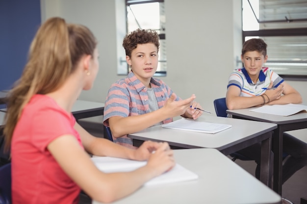 Estudiantes que estudian en el aula