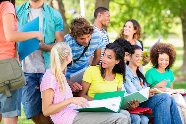 Estudiantes que estudian en el campus