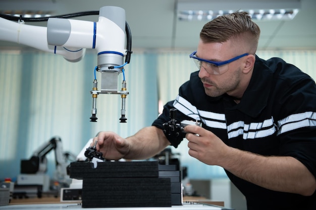 Los estudiantes que estudian la tecnología de la mano robótica están aprendiendo a construir manos robóticas