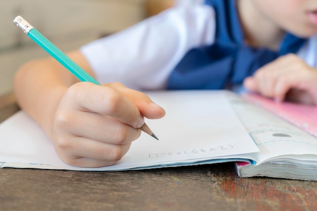 Estudiantes que sostienen lápices para cálculos matemáticos Sentado en el salón de clases está interesado en las matemáticas El entrenamiento frecuente ayudará a aumentar las habilidades