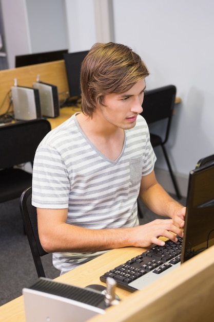 Estudiantes que trabajan en la computadora en el aula