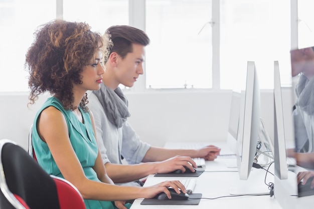 Estudiantes que trabajan en la sala de informática