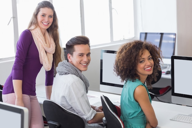 Estudiantes que trabajan en la sala de informática