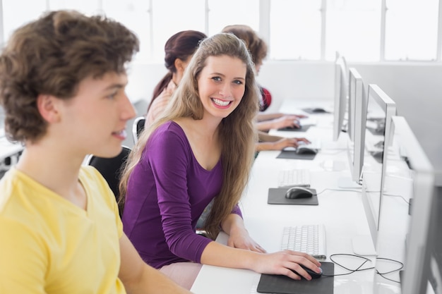 Estudiantes que trabajan en la sala de informática