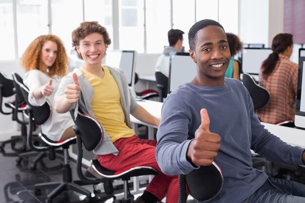 Estudiantes que trabajan en la sala de informática