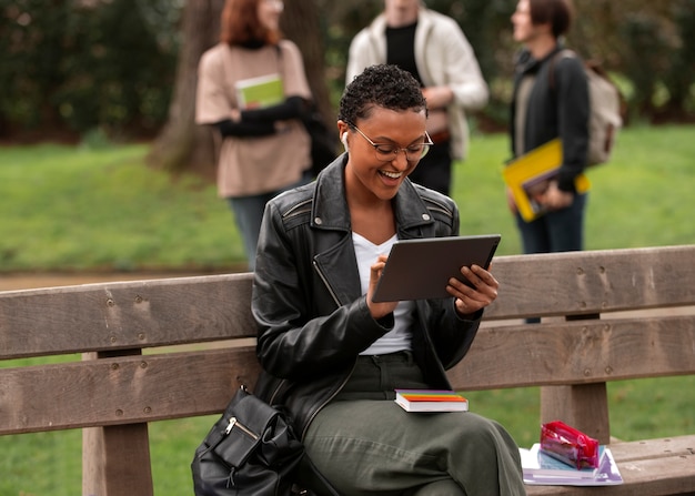 Foto estudiantes queer de vista frontal al aire libre