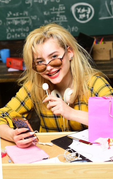 Estudiantes de secundaria o universitarios que estudian y leen juntos en la biblioteca. Las relaciones personales son fundamentales para el éxito de los estudiantes.