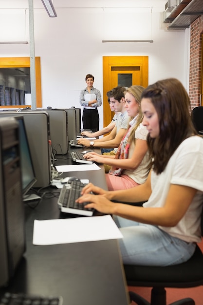 Estudiantes sentados en la computadora concentrando