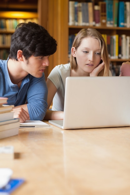 Estudiantes sentados en una computadora portátil