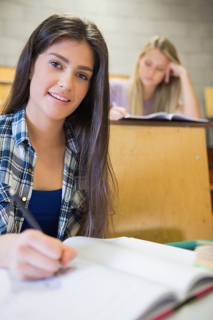 Estudiantes serios trabajando en clase en la universidad