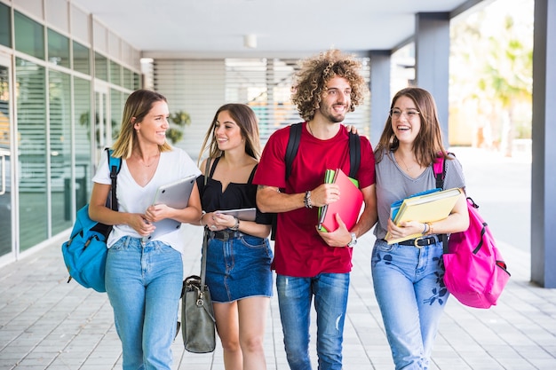 Estudiantes sonrientes caminando después de las lecciones