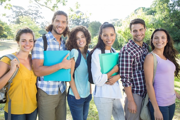 Estudiantes sonrientes en el campus de la universidad